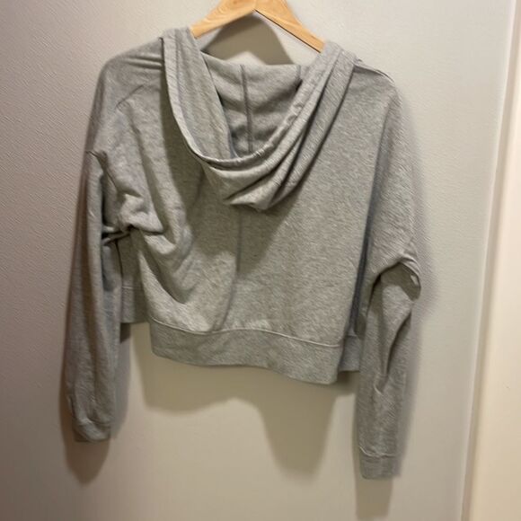 Nike woman’s gray zip up sweatshirt. But it doesn’t zip up - Picture 9 of 10